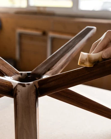 Holztisch reinigen und pflegen